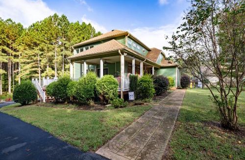 Wise House | Cozy Lake Getaway with Firepit, Lake Access, Theatre