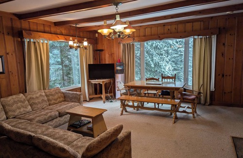 Ivry-sur-le-Lac House | Cozy Laurentian Winter Cottage Near Ski Hills, Snowshoe and Snowmobile Trails