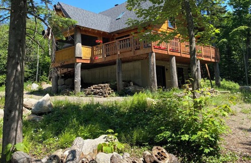 Morin Heights Cabin | Cozy log home on peaceful Lac Belanger, 10 minutes from ski hills