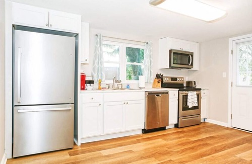 Maiden House | Cozy Maiden Country Home - 3 Bedroom with Backyard Deck