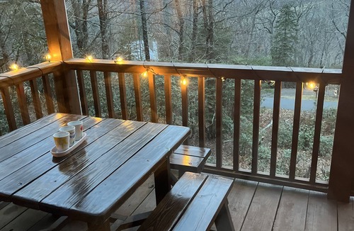 Fleetwood Cabin | Cozy Mountain Cabin - Sunsets, River Float, Game Room, Pets+