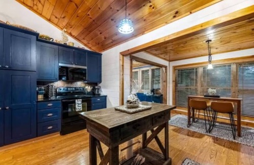 Foxfire Estates Cabin | Cozy Mountain Cabin: HotTub Firepit Game Rm Family Friendly 10 Mins to Downtown!