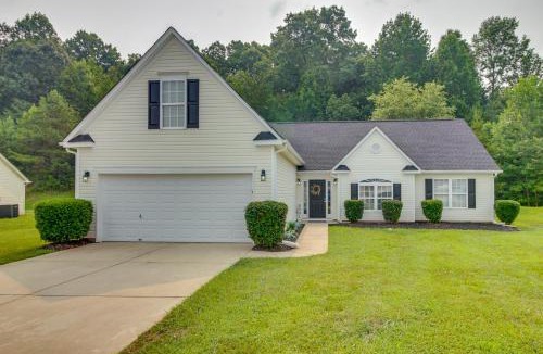 Mount Holly House | Cozy North Carolina Abode - Minutes from Downtown!