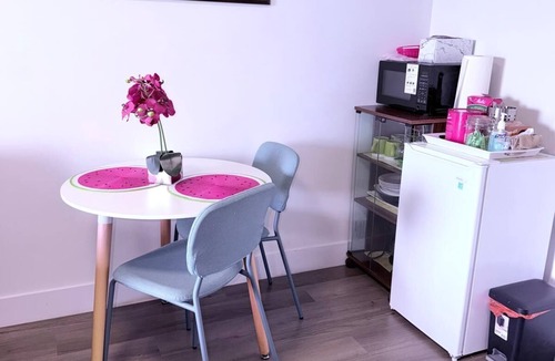 Fairview House | Cozy one-bedroom suite in a quiet neighbourhood with modern amenities.