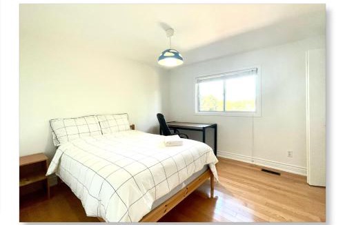 The Peanut House | Cozy Queen room with Shared Bath near Seneca Donmills Finch