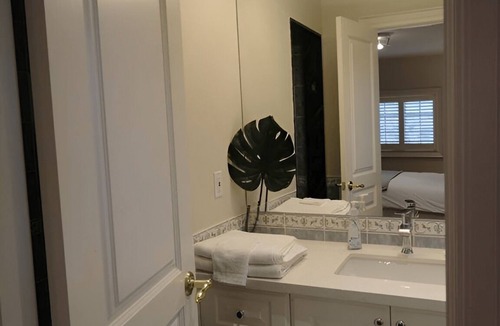 Islington House | Cozy room on Thorncrest Road