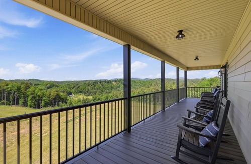 West Jefferson House | Cozy, Serene, 3 porches with Mountain View’s and access the historic New River