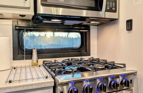 Mississippi Mills House | Cozy Spa RV Pool Hot Tub Backyard Ottawa