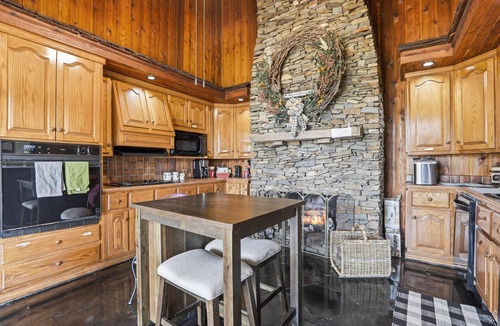 Bristol House | Cozy & Spacious 4BR Home | Sleeps 10 to 14