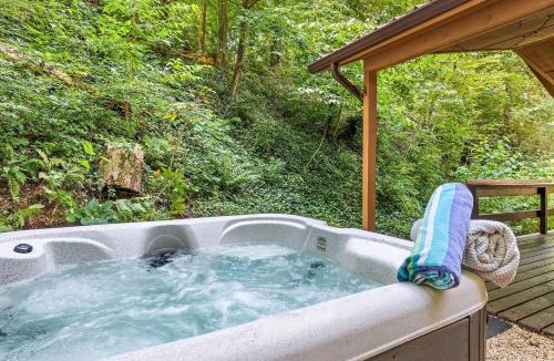 Maggie Valley House | Cozy Stream True Log Cabin w/Hot Tub Near SMNP