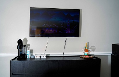 Sheffield Park Apartment | Cozy Studio Apartment with Free Wine in Lovely Charlotte