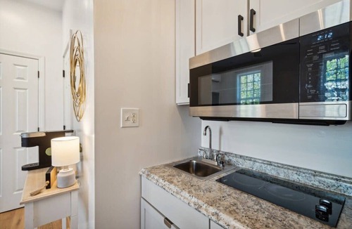 Cannonborough Elliotborough Apartment | Cozy Studio in the Center of Downtown Charleston!