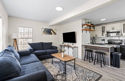 Paw Creek House | Cozy Urban Getaway - 3BR 1.5BA - 7 Mins to Downtown CLT