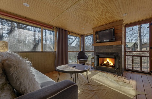 Cleveland Cabin | Cozy Waterfront Escape near Helen & Vineyards FREE night with 3 night stay