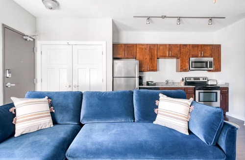 Music Row Apartment | CozySuites Music Row Bold 1BR in Nashville! 18
