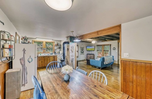 Vilas House | Creekside Couples Cabin | Fire Pit Near Boone