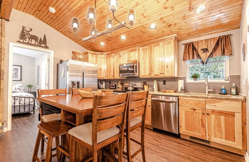 Cherokee Cabin | "CREEKSIDE ESCAPE" CABIN ON ROARING CREEK, HOT TUB, 2/2, BRYSON CITY