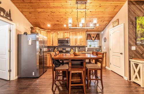 Cherokee Cabin | "CREEKSIDE ESCAPE" CABIN ON ROARING CREEK, HOT TUB, 2/2, BRYSON CITY