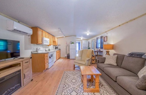 Arden House | Creekside Joy- Beautiful Home,20 Min to Asheville