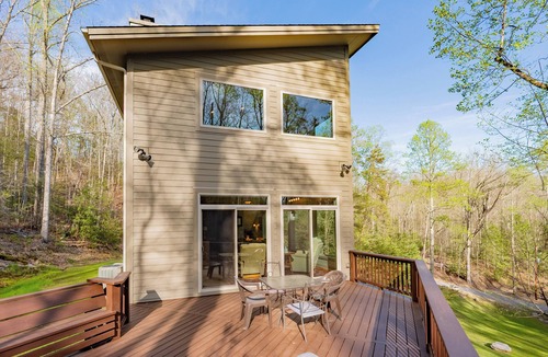 North Fork House | Creekside Mountain Home Near Hungry Mother | King Suite