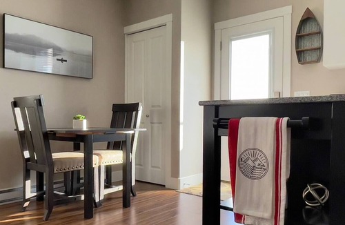 Winfield House | Crimson Sunrise is surrounded by wineries, orchards and lakes.