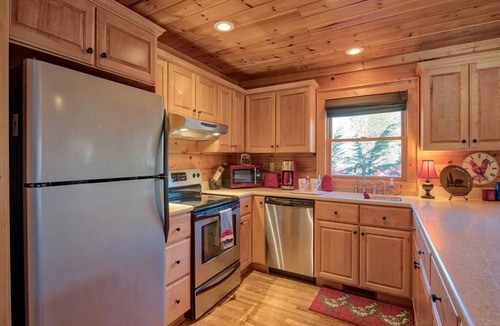 Maggie Valley Cabin | Crockett's Meadow! Hot Tub, Fast Wifi, Cable TV, Fire Pit, Gas Grill! See Elk!