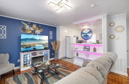 Lincolnton House | Custom LED Sand Art - Nintendo, Large Parking - EV Ready - Holiday Home