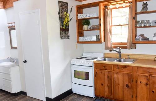 Spruce Pine Cabin | Cute Cabin with room to relax