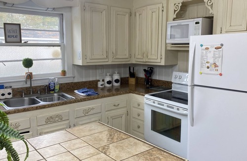 Aurora House | Cute home 3 mins from Nutrien, walking distance to boat landing/fishing areas!