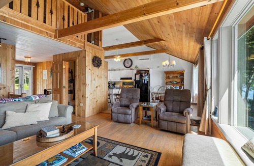 Damariscotta House | Damariscotta Pemaquid Lake Retreat - Dive-Off Dock & Screened Porch