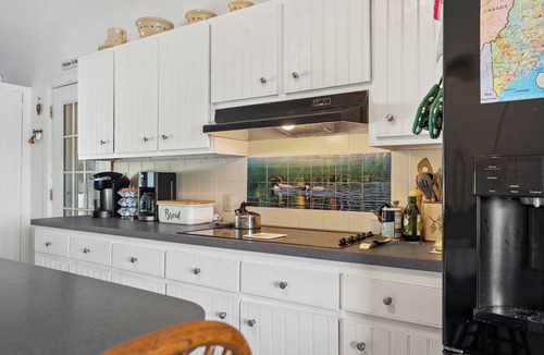 Damariscotta House | Damariscotta Pemaquid Lake Retreat - Dive-Off Dock & Screened Porch