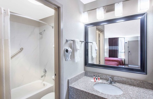 Clinton Hotel | Days Inn by Wyndham Clinton/Laurens I-26
