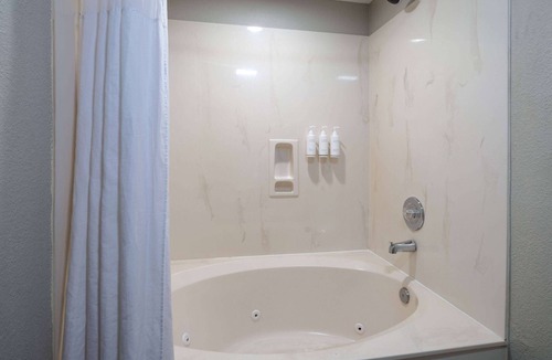Commerce Hotel | Days Inn & Suites by Wyndham Commerce
