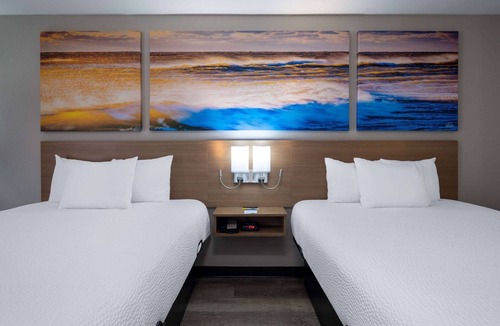 Commerce Hotel | Days Inn & Suites by Wyndham Commerce