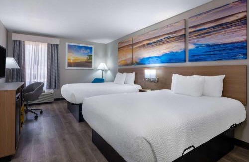 Commerce Hotel | Days Inn & Suites by Wyndham Commerce