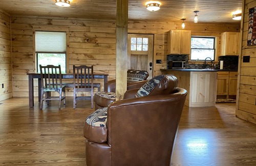 Piney Flats Cabin | Deer Lick cabin Lake front cabin that sleeps 6 people - Minutes from Bristol