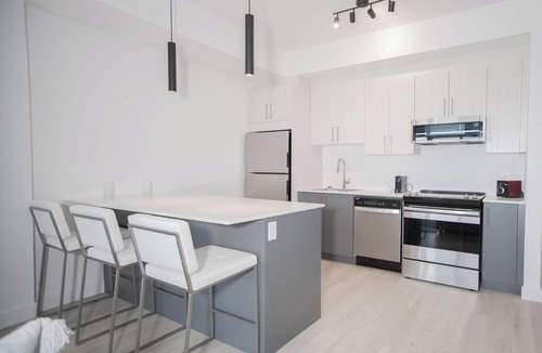District d'Aylmer Apartment | Deluxe 1-Bedroom Furnished Apartment in Old Aylmer | Large Balcony