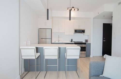 District d'Aylmer Apartment | Deluxe 1-Bedroom Furnished Apartment in Old Aylmer | Large Balcony