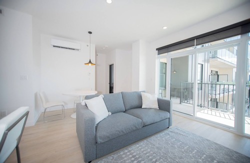 District d'Aylmer Apartment | Deluxe 1-Bedroom Furnished Apartment in Old Aylmer | Large Balcony