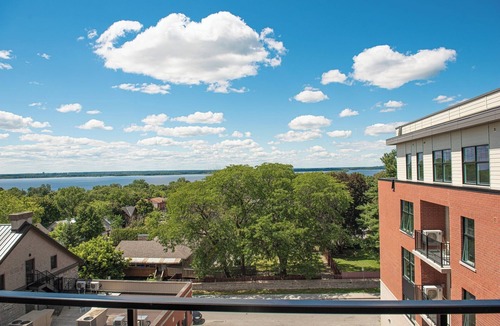 District d'Aylmer Apartment | Deluxe 1-Bedroom Furnished Apartment in Old Aylmer | Large Balcony
