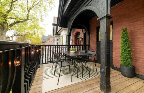 Parkdale House | Designer 2BR Apt Fireplace & Movie Nights