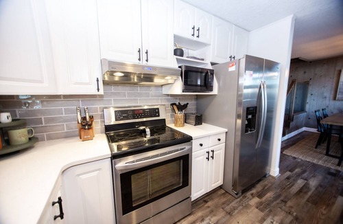 Beech Mountain Ski Chalet | Designer Mountain Retreat with Hot Tub + Views - Walk to Trails - AC
