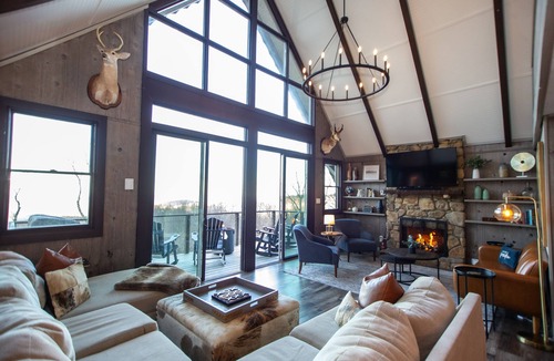 Beech Mountain Ski Chalet | Designer Mountain Retreat with Hot Tub + Views - Walk to Trails - AC