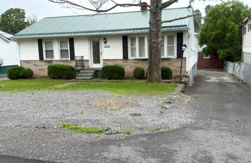 Bluewell House | Dirtman Dugs is a Spacious 4-bedroom house in welcoming Bluefield with AC