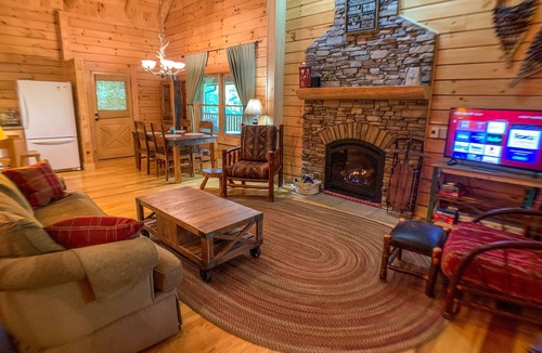 Jefferson Cabin | Discover Your Cool Escape - Hot Tub, WiFi, Creek Access & Pet Friendly