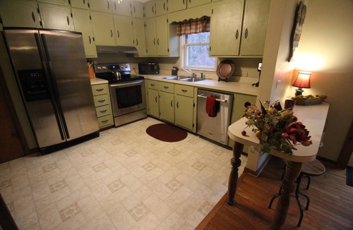 Jefferson Cabin | Discover Your Cool Escape - 4BR/2BA Riverfront w/Hot Tub, Near Zaloo's!
