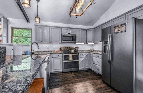 Gatlinburg Cabin | Distiller's Den | Hot Tub, Views, EV, Near Dtwn