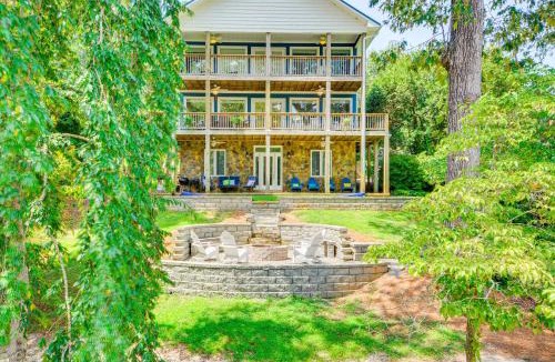 New London House | Dock & 2-Story Boat Slip: Badin Lake Cabin