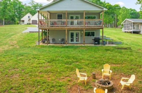 Clarksville House | Dockside Dreamz- Lakefront duplex with dock and beach - sleeps 12