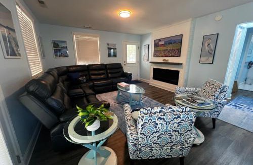 Clarksville House | Dockside Dreamz- Lakefront duplex with dock and beach - sleeps 12